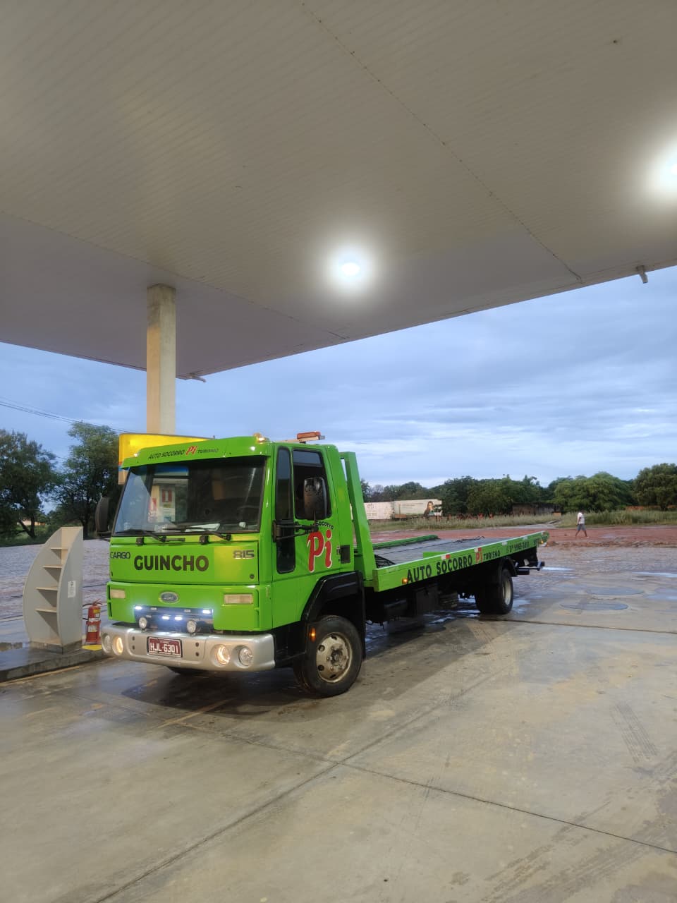 Guincho 24 horas atendendo moto na estrada à noite — Auto Socorro Pi Turismo